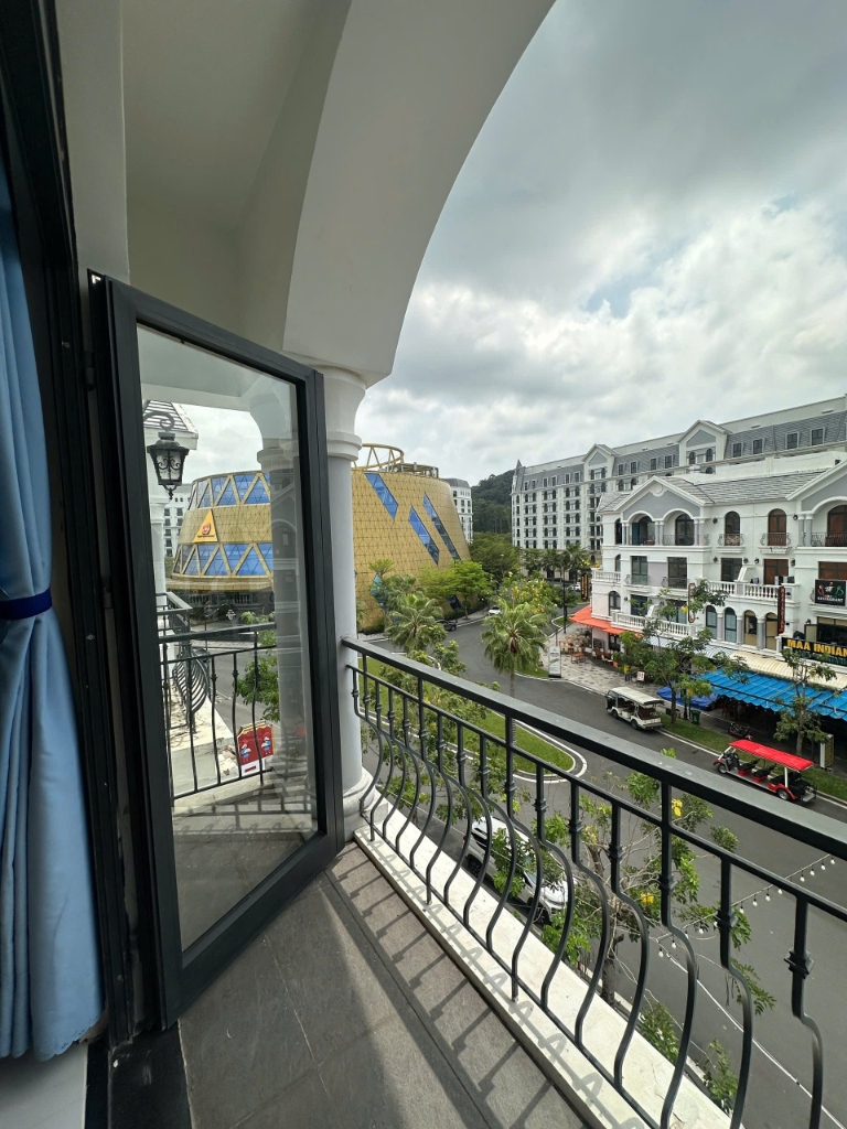 Ban Công View Phố Grand World